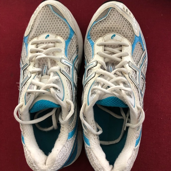 ASICS women’s white and blue size 7.5 athletic shoes. - Picture 2 of 7